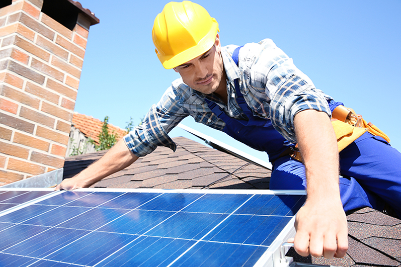 Installateur de panneaux solaires sur un toit
