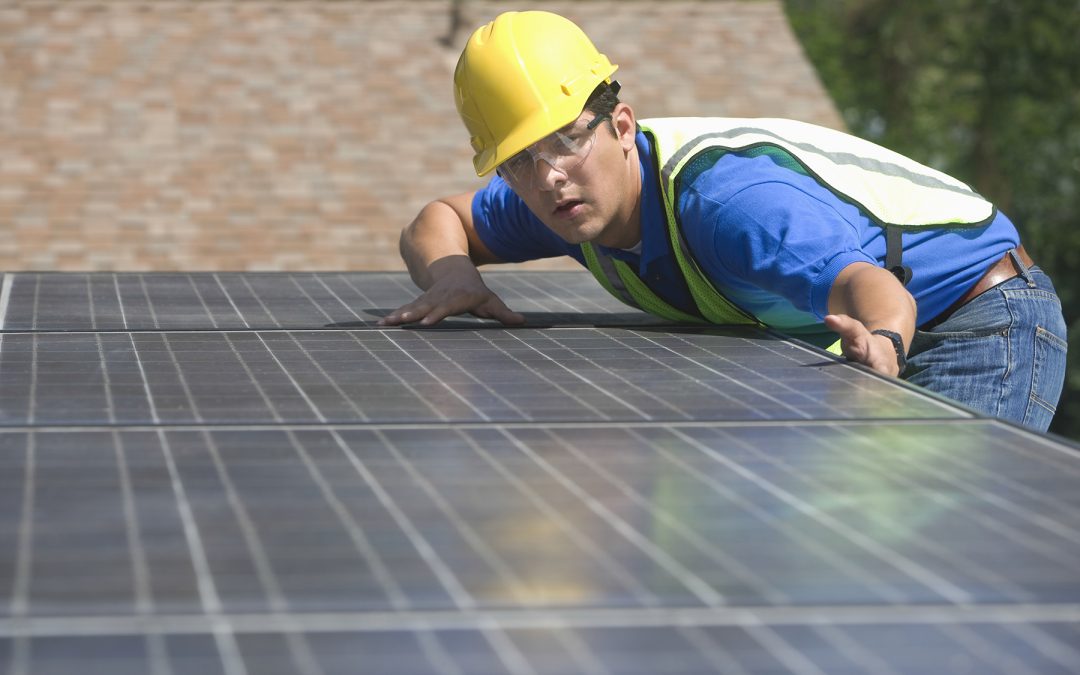 Installer des panneaux solaires soi-même ou passer par un installateur ?