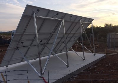 Structure au sol et Panneaux photovoltaïques pour un site isolé de 3 kWc avec 10 panneaux réalisé sur un site d’embouteillage vinicole par Libow près de Montpellier - vue arrière - photo Libow ©