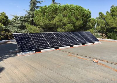 Installation solaire photovoltaïque en site isolé près de Montpellier - Panneaux sur toit terasse - 2,6 kWc - Avril 2018 - Photo Libow©