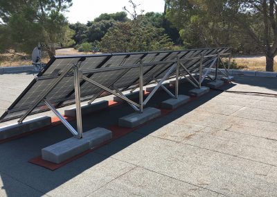 Structure sur toit terrasse et Panneaux photovoltaïques pour un site isolé de 2,4 kWc avec 10 panneaux réalisé sur un site non raccordé au réseau 100% autonome par Libow près de Montpellier - vue arrière - photo Libow ©