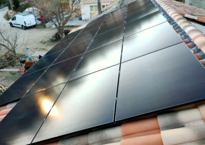 Installation solaire 9 kWc - Nov 2021 - 345 Bagnols sur Cèze - 22 panneaux Sunpower p3 375 et micro-onduleurs IQ7+ - Installateur solaire Libow