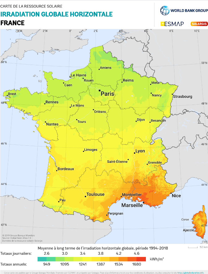 Une image représentant une carte colorée de la France métropolitaine, produite par le World Bank Group, ESMAP et Solargis, qui illustre les niveaux d'irradiation solaire globale horizontale à travers le pays. Les différentes régions sont colorées en dégradé du vert au rouge, le vert indiquant des niveaux d'irradiation plus bas et le rouge des niveaux plus élevés.