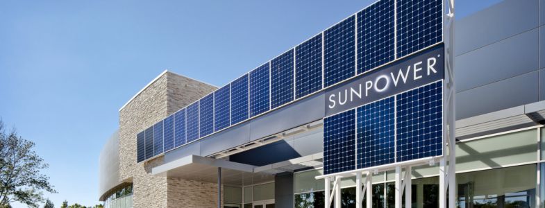 Bâtiment SunPower avec panneaux solaires en façade
