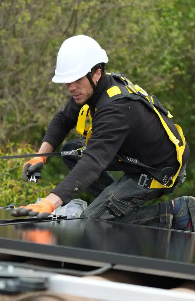 photo-technicien-libow-chantier-photovoltaique-min installation panneaux photovoltaiques