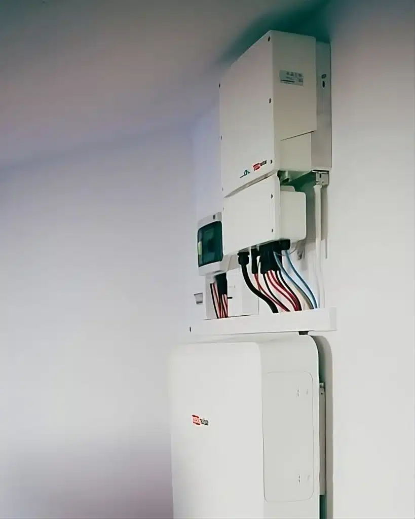 Système SolarEdge batterie et onduleur - Vue latérale Vue latérale d'un système SolarEdge avec batterie et gestion d'énergie intégrée, optimisant le stockage solaire.