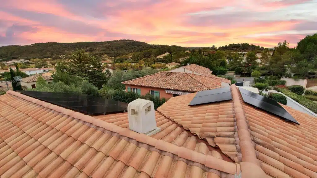 Surimposition autoconsommation solaire de 4.55 kWc avec 12 sunpower p3 375 avec Iq7A à Saint Gély du Fesc 34980 en Novembre 2021 par Libow installateur solaire Surimposition autoconsommation solaire de 4.55 kWc avec 12 sunpower p3 375 avec Iq7A à Saint Gély du Fesc 34980 en Novembre 2021 par Libow installateur solaire